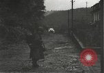 Immagine di Japanese-American fanti mobile attraverso una città Bruyeres Francia, 1944, secondo 37 filmato di repertorio 65675065584