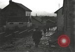 Immagine di Japanese-American fanti mobile attraverso una città Bruyeres Francia, 1944, secondo 39 filmato di repertorio 65675065584