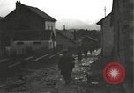Immagine di Japanese-American fanti mobile attraverso una città Bruyeres Francia, 1944, secondo 40 filmato di repertorio 65675065584