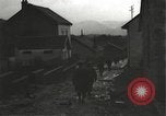 Immagine di Japanese-American fanti mobile attraverso una città Bruyeres Francia, 1944, secondo 41 filmato di repertorio 65675065584