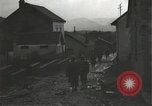 Immagine di Japanese-American fanti mobile attraverso una città Bruyeres Francia, 1944, secondo 42 filmato di repertorio 65675065584