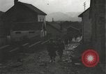 Immagine di Japanese-American fanti mobile attraverso una città Bruyeres Francia, 1944, secondo 43 filmato di repertorio 65675065584