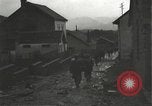 Immagine di Japanese-American fanti mobile attraverso una città Bruyeres Francia, 1944, secondo 44 filmato di repertorio 65675065584