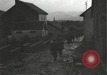 Immagine di Japanese-American fanti mobile attraverso una città Bruyeres Francia, 1944, secondo 45 filmato di repertorio 65675065584