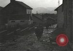 Immagine di Japanese-American fanti mobile attraverso una città Bruyeres Francia, 1944, secondo 46 filmato di repertorio 65675065584