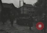 Immagine di Japanese-American fanti mobile attraverso una città Bruyeres Francia, 1944, secondo 47 filmato di repertorio 65675065584