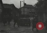 Immagine di Japanese-American fanti mobile attraverso una città Bruyeres Francia, 1944, secondo 48 filmato di repertorio 65675065584