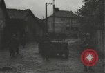 Immagine di Japanese-American fanti mobile attraverso una città Bruyeres Francia, 1944, secondo 49 filmato di repertorio 65675065584