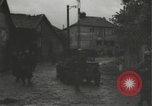 Immagine di Japanese-American fanti mobile attraverso una città Bruyeres Francia, 1944, secondo 50 filmato di repertorio 65675065584