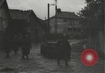 Immagine di Japanese-American fanti mobile attraverso una città Bruyeres Francia, 1944, secondo 51 filmato di repertorio 65675065584