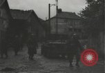 Immagine di Japanese-American fanti mobile attraverso una città Bruyeres Francia, 1944, secondo 52 filmato di repertorio 65675065584
