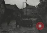 Immagine di Japanese-American fanti mobile attraverso una città Bruyeres Francia, 1944, secondo 53 filmato di repertorio 65675065584