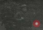 Immagine di Japanese-American fanti mobile attraverso una città Bruyeres Francia, 1944, secondo 54 filmato di repertorio 65675065584