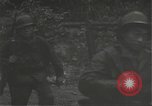 Immagine di Japanese-American fanti mobile attraverso una città Bruyeres Francia, 1944, secondo 55 filmato di repertorio 65675065584