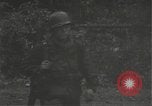 Immagine di Japanese-American fanti mobile attraverso una città Bruyeres Francia, 1944, secondo 56 filmato di repertorio 65675065584