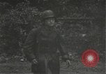 Immagine di Japanese-American fanti mobile attraverso una città Bruyeres Francia, 1944, secondo 59 filmato di repertorio 65675065584