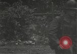 Immagine di Japanese-American fanti mobile attraverso una città Bruyeres Francia, 1944, secondo 60 filmato di repertorio 65675065584