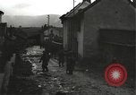 Immagine di Japanese-American fanti mobile attraverso una città Bruyeres Francia, 1944, secondo 61 filmato di repertorio 65675065584