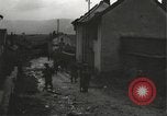 Immagine di Japanese-American fanti mobile attraverso una città Bruyeres Francia, 1944, secondo 62 filmato di repertorio 65675065584
