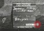 Immagine di Japanese-American fanti spostamento single-flle Bruyeres Francia, 1944, secondo 3 filmato di repertorio 65675065586