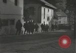 Immagine di Japanese-American fanti spostamento single-flle Bruyeres Francia, 1944, secondo 5 filmato di repertorio 65675065586
