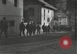 Immagine di Japanese-American fanti spostamento single-flle Bruyeres Francia, 1944, secondo 6 filmato di repertorio 65675065586