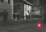 Immagine di Japanese-American fanti spostamento single-flle Bruyeres Francia, 1944, secondo 7 filmato di repertorio 65675065586