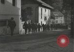 Immagine di Japanese-American fanti spostamento single-flle Bruyeres Francia, 1944, secondo 8 filmato di repertorio 65675065586