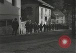 Immagine di Japanese-American fanti spostamento single-flle Bruyeres Francia, 1944, secondo 9 filmato di repertorio 65675065586