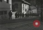 Immagine di Japanese-American fanti spostamento single-flle Bruyeres Francia, 1944, secondo 10 filmato di repertorio 65675065586