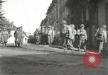 Immagine di Japanese-American fanti spostamento single-flle Bruyeres Francia, 1944, secondo 11 filmato di repertorio 65675065586