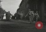 Immagine di Japanese-American fanti spostamento single-flle Bruyeres Francia, 1944, secondo 12 filmato di repertorio 65675065586