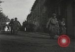 Immagine di Japanese-American fanti spostamento single-flle Bruyeres Francia, 1944, secondo 13 filmato di repertorio 65675065586