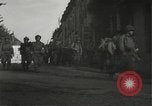 Immagine di Japanese-American fanti spostamento single-flle Bruyeres Francia, 1944, secondo 14 filmato di repertorio 65675065586