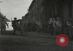 Immagine di Japanese-American fanti spostamento single-flle Bruyeres Francia, 1944, secondo 15 filmato di repertorio 65675065586