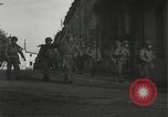 Immagine di Japanese-American fanti spostamento single-flle Bruyeres Francia, 1944, secondo 16 filmato di repertorio 65675065586