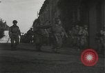 Immagine di Japanese-American fanti spostamento single-flle Bruyeres Francia, 1944, secondo 17 filmato di repertorio 65675065586