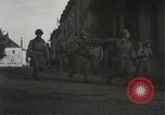 Immagine di Japanese-American fanti spostamento single-flle Bruyeres Francia, 1944, secondo 18 filmato di repertorio 65675065586