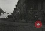 Immagine di Japanese-American fanti spostamento single-flle Bruyeres Francia, 1944, secondo 19 filmato di repertorio 65675065586