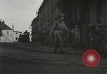 Immagine di Japanese-American fanti spostamento single-flle Bruyeres Francia, 1944, secondo 20 filmato di repertorio 65675065586