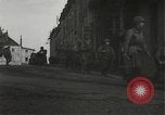 Immagine di Japanese-American fanti spostamento single-flle Bruyeres Francia, 1944, secondo 21 filmato di repertorio 65675065586