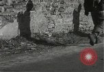 Immagine di Japanese-American fanti spostamento single-flle Bruyeres Francia, 1944, secondo 22 filmato di repertorio 65675065586