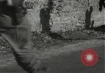 Immagine di Japanese-American fanti spostamento single-flle Bruyeres Francia, 1944, secondo 23 filmato di repertorio 65675065586