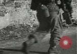 Immagine di Japanese-American fanti spostamento single-flle Bruyeres Francia, 1944, secondo 28 filmato di repertorio 65675065586