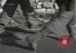 Immagine di Japanese-American fanti spostamento single-flle Bruyeres Francia, 1944, secondo 29 filmato di repertorio 65675065586