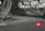 Immagine di Japanese-American fanti spostamento single-flle Bruyeres Francia, 1944, secondo 30 filmato di repertorio 65675065586