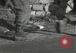 Immagine di Japanese-American fanti spostamento single-flle Bruyeres Francia, 1944, secondo 31 filmato di repertorio 65675065586