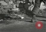 Immagine di Japanese-American fanti spostamento single-flle Bruyeres Francia, 1944, secondo 32 filmato di repertorio 65675065586