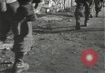 Immagine di Japanese-American fanti spostamento single-flle Bruyeres Francia, 1944, secondo 33 filmato di repertorio 65675065586