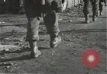 Immagine di Japanese-American fanti spostamento single-flle Bruyeres Francia, 1944, secondo 34 filmato di repertorio 65675065586